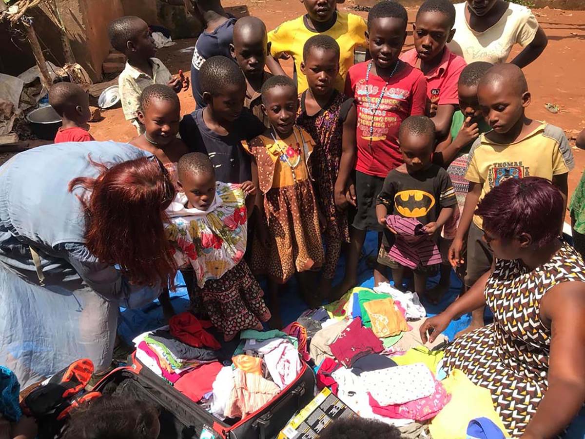 Bei unserem Besuch im Waisenhaus haben wir Kleidung, Schuhe und Spielsachen mitgebracht.
Aber im Grunde schicken wir vorzugsweise Geld, damit die notwendigen Dinge in Kampala bei kleinen Händlern und Handwerkern gekauft werden können. Damit ist auch noch anderen armen Familien geholfen.
